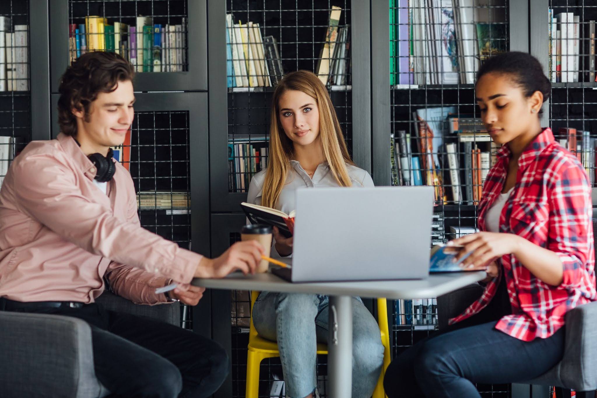 How Do Virtual Campus Tours Help Prospective Students Compare Multiple Universities?