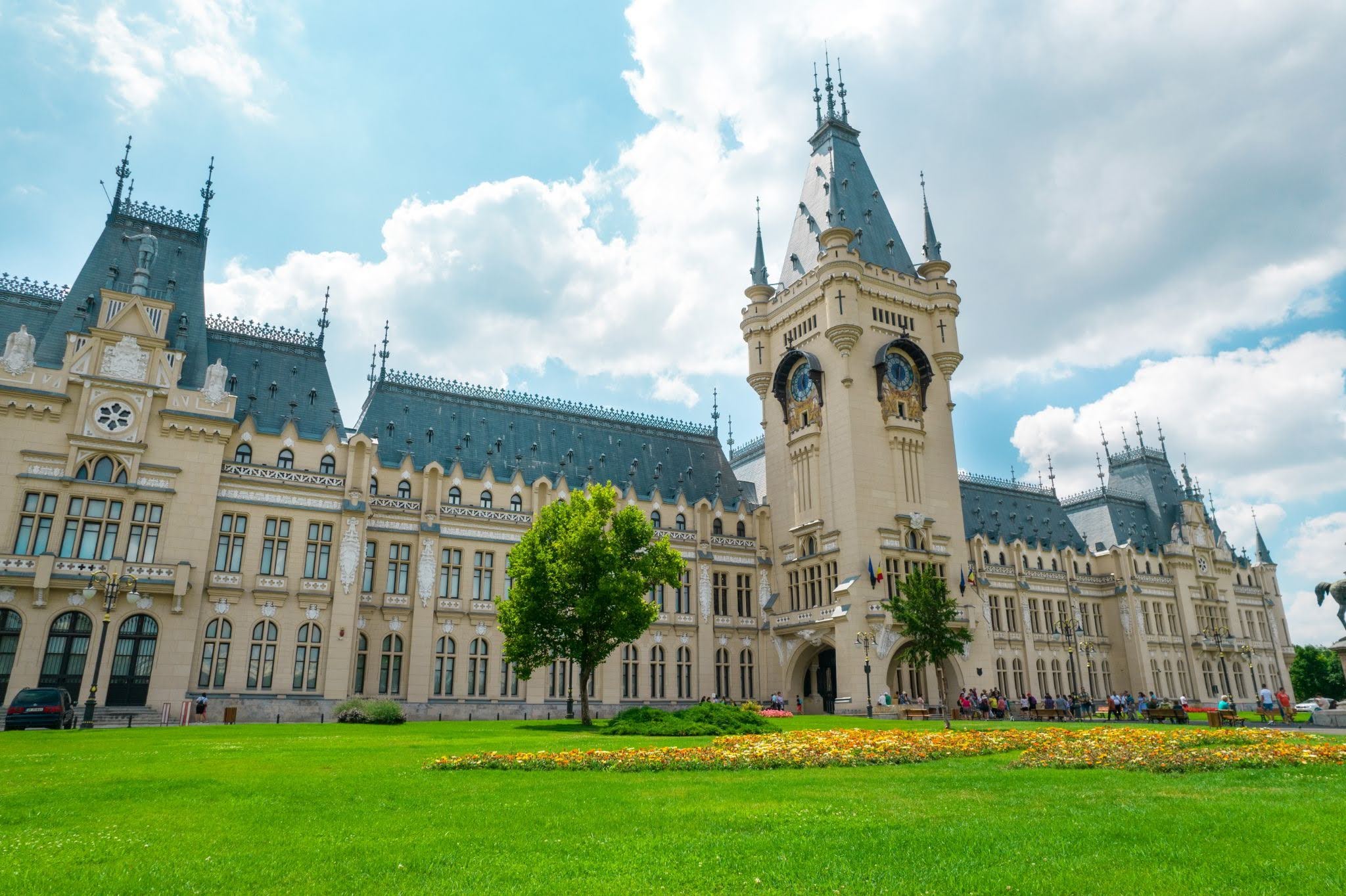 What Information Can Students Learn From a Virtual Campus Tour That Photos Cannot Show?